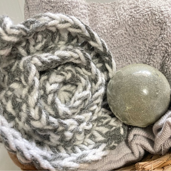 Luxurious Bath Bomb Gray Washcloth Gray and White Body Scrubby Gift Basket Set - Picture 5 of 8